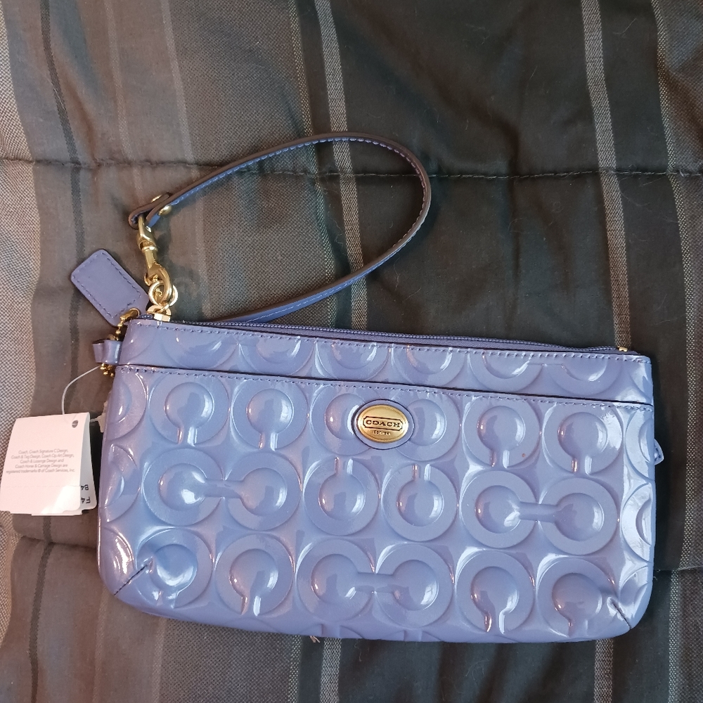 NWT! 🎁🎄 Beautiful Quilted Coach Wristlet!